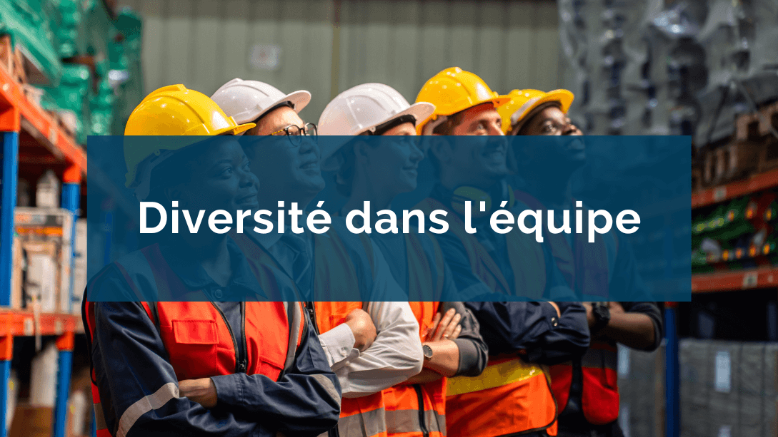 Groupe de 5 travailleurs portant des casques et vestes de sécurité, placés les uns à côté des autres et regardant au loin