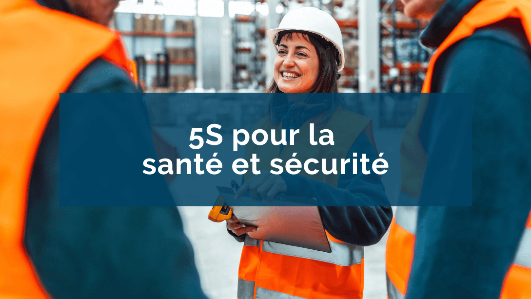 Travailleuse souriante portant un casque et une veste de sécurité, tenant un presse-papier, dans un entrepôt