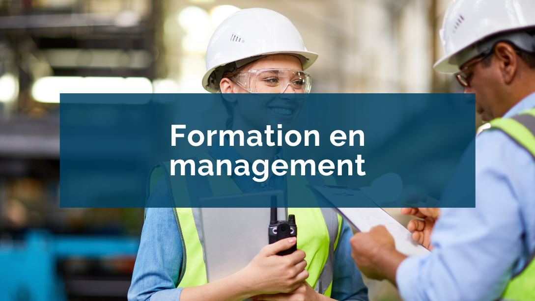 Employée souriante portant des équipements de sécurité, regardant un manager tenant un presse-papier devant elle