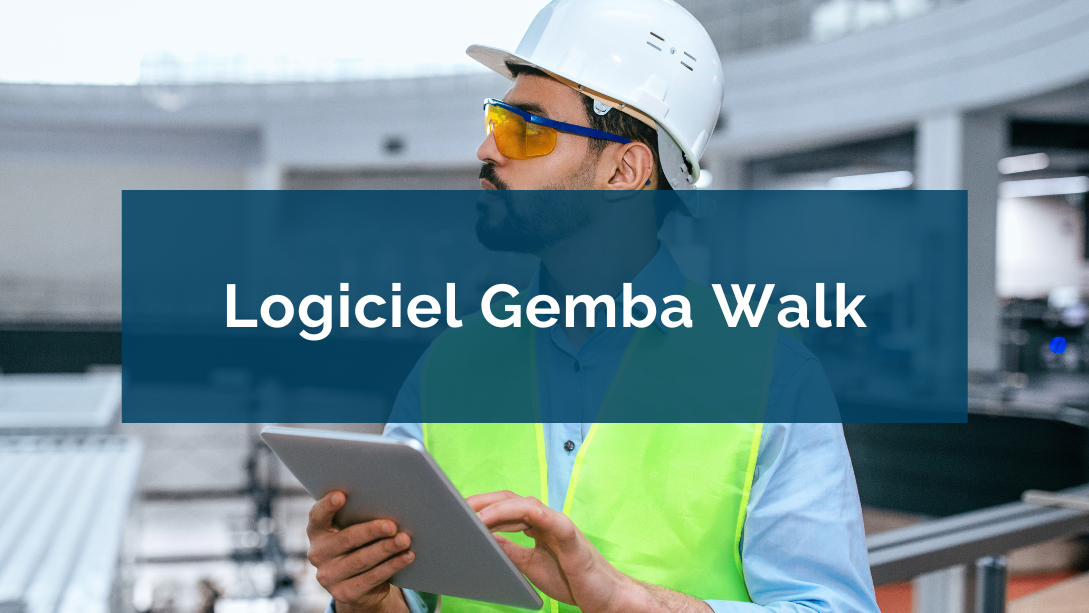 Manager portant des équipements de protection individuelle, regardant au loin dans un environnement industriel, une tablette à la main