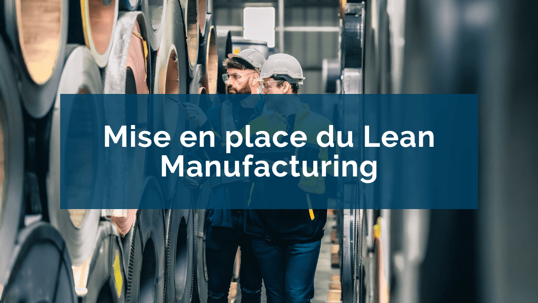 Deux travailleurs se promenant dans une usine, examinant des ressources, l'un pointant quelque chose d'une main et tenant une tablette dans l'autre