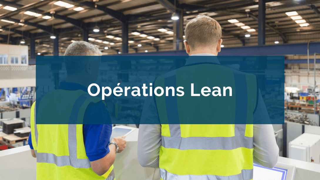 Deux managers vus de dos, debout sur un balcon et tenant des tablettes, observant l'environnement de production