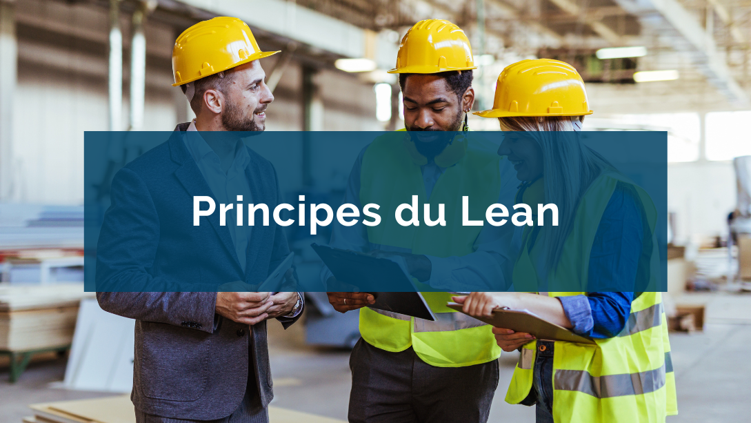 Trois collègues souriants, portant des casques de sécurité, dans un entrepôt, examinant des informations sur un presse-papier dans les mains du travailleur placé au centre