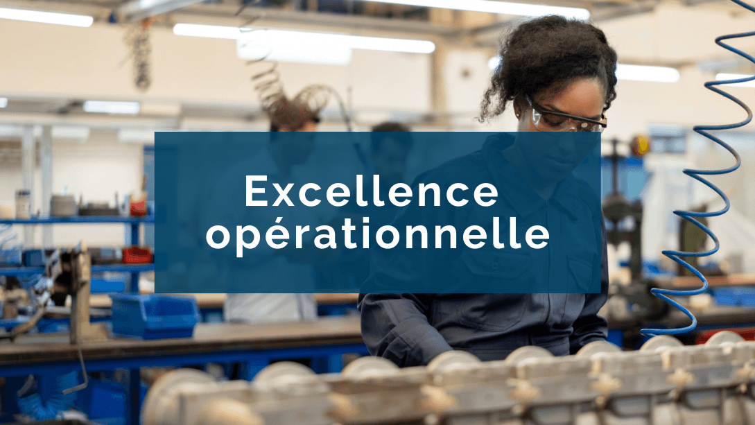 Ouvrière en chemise bleue, travaillant à un poste dans un atelier, deux collègues discutant en arrière-plan